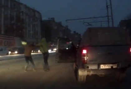 Утром в Перми водитель избил пешехода 