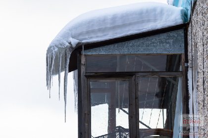 Пермяки жалуются на неубранный снег и глыбы льда на крышах зданий