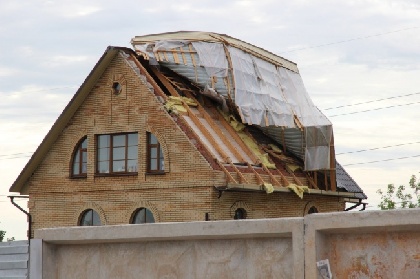 В Перми ветер снес крышу и деревянный переход