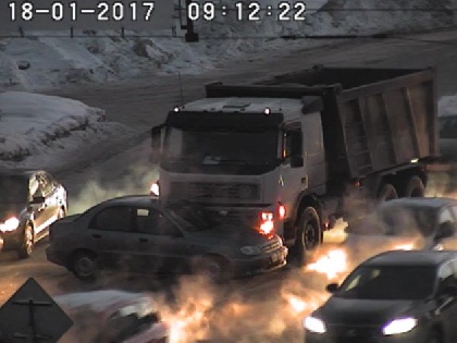 В Перми столкнулись грузовик и легковой автомобиль 