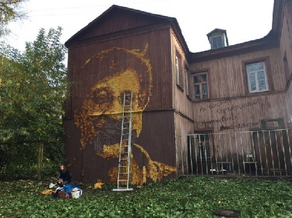 Пермский художник выкладывает листьями портрет Шевчука 