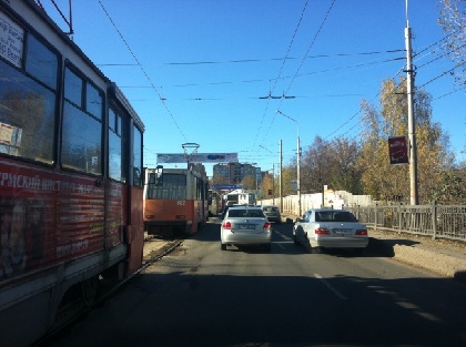 В центре Перми вагоновожатую зажало двумя трамваями