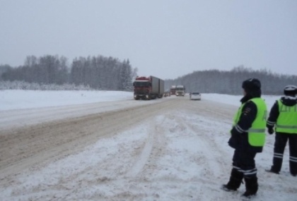Из-за обильного снегопада на трассе Пермь-Екатеринбург образовался затор