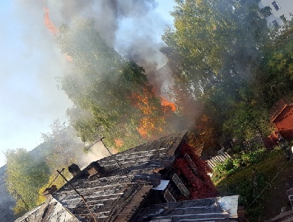 В центре Перми сгорел заброшенный дом