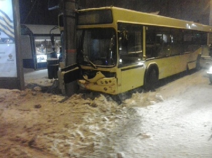 В Перми автобус сбил пожилую женщину и врезался в столб