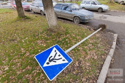 В Ильинском районе подростки сломали дорожные знаки