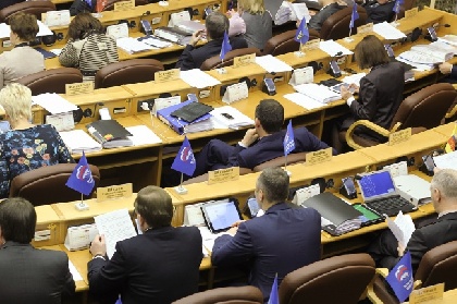 Бюджет Пермского края на 2013-2015 годы одобрен парламентом
