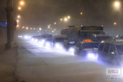 Водителей призывают быть внимательнее на дорогах во время снегопада 
