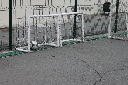 В Орде на школьницу упали мини-футбольные ворота