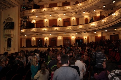 И.о. главного режиссера  Пермского театра оперы и балета упала в оркестровую яму