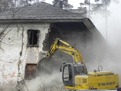 В Перми после сноса аварийного дома год никто не убирал строительный мусор