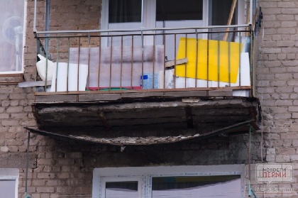 Прохожим на улице Белинского угрожает обрушением аварийный балкон
