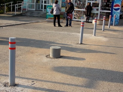 В Перми пешеходные дорожки ограждают столбикам 