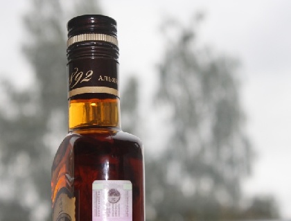 В Дзержинском районе обнаружили крупный цех по производству контрафактного алкоголя
