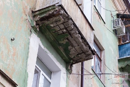 Две нетрезвые жительницы Углеуральского упали с балкона
