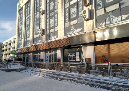 В Перми с фасада ЦУМа демонтировали вывеску «Вкусно — и точка»