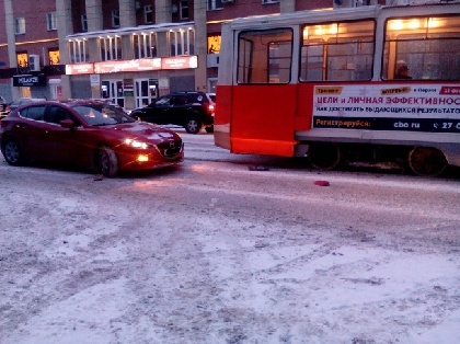 На Ленина иномарка врезалась в трамвай
