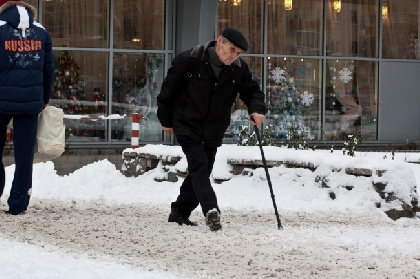 На неубранные кучи снега и скользкие тротуары в Перми можно пожаловаться