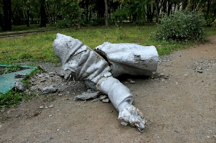 В  Добрянке разрушили памятник Ленину
