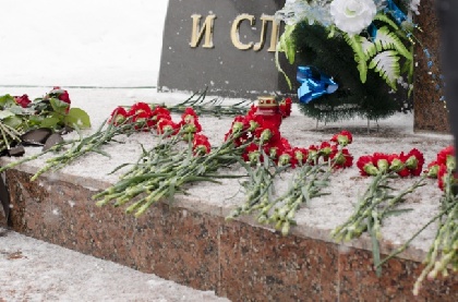 Пермские школьники возложили цветы к памятнику «Скорбящей матери»