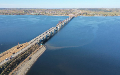 Краевые власти не планируют разрывать контракт с подрядчиком строительства Чусовского моста