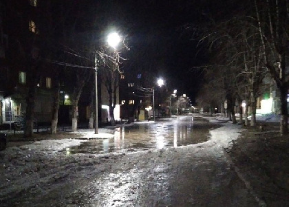 В поселке Яйва из-за резкого потепления затопило центральную улицу
