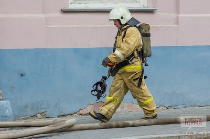 В Губахе пожарные спасли от огня женщин и маленьких детей 