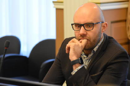 Находящемуся в розыске депутату Илье Лисняку запретили  работу в парламенте в дистанционном формате