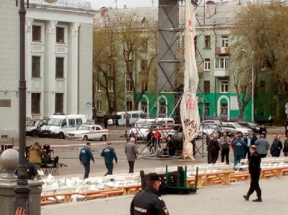 По факту падения конструкции на людей возле ДК Солдатова возбуждено уголовное дело