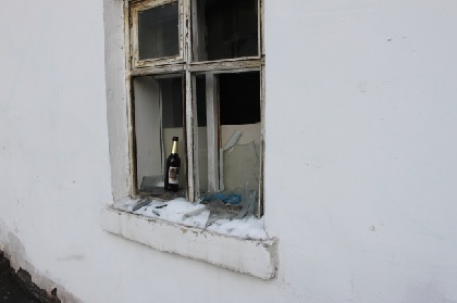 Житель Кудымкара разбил окно и осколками порезал себя и полицейских