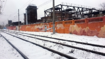 Между остановками «Троллейбусное депо» и «Обвинская» на заборе появился арт-объект о ВОВ