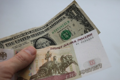 На Московской бирже зафиксировано падение рубля