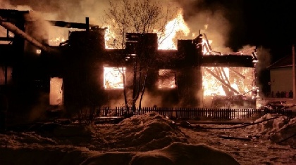 Из-за лопнувшей лампочки в Уральском сгорел многоквартирный дом
