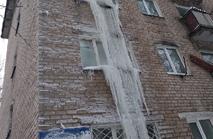 В Перми часть пятиэтажки покрылась льдом