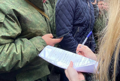 На набережной Камы открылся мобильный пункт отбора на военную службу по контракту