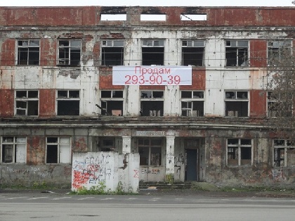 Разрушенное здание поликлиники продают за 80 млн руб.