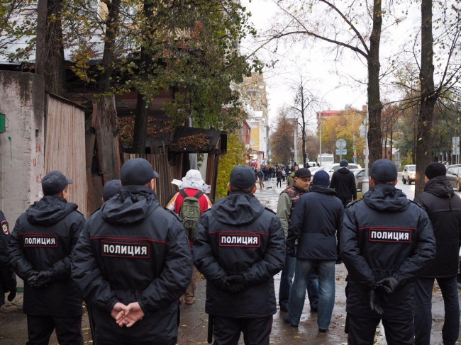 полиция блокирует штаб навального.jpg