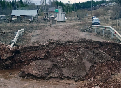 В Пермском крае паводок разрушил мост через реку Гаревая