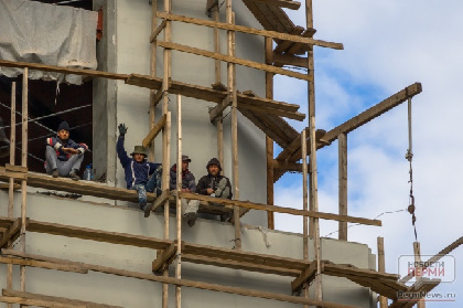 Терпение и труд: как мигрантам в Прикамье помогают легально работать