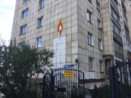 На месте «распятого Гагарина» появилась свеча в память об Александре Жуневе