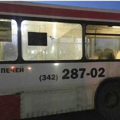 В Краснокамске подростки закидали камнями автобус 