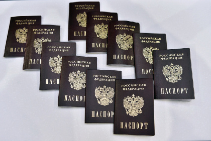 В День России губернатор Пермского края вручил школьникам паспорта