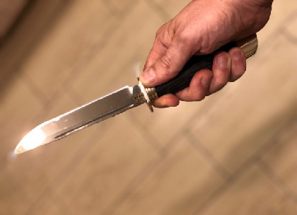 В Краснокамске мужчина нанес знакомой 12 ударов ножом и скрылся