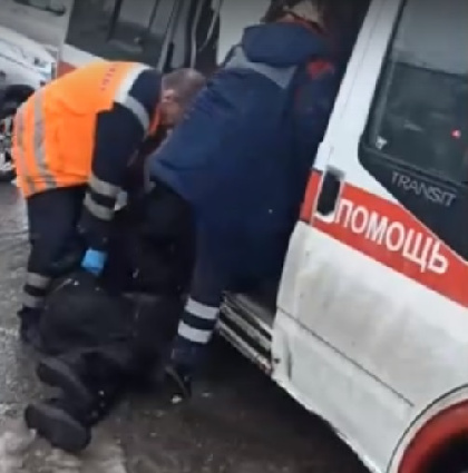 В Березниках сотрудники скорой помощи тащили пациента по грязному асфальту