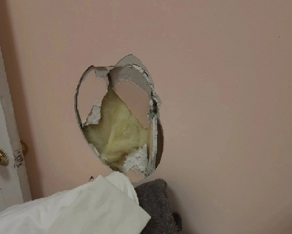 В Перми пациентка больницы пожаловалась на грязную подушку, дыру в стене и хамство медсестер
