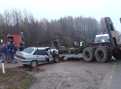 В Прикамье водитель «ВАЗа» без прав врезался в прицеп грузовика