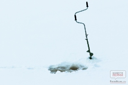 На Сылве под лед провалились три рыбака 