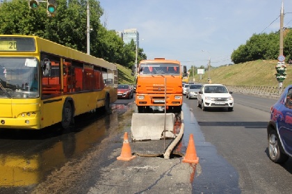 Дорожные рабочие засорили канализацию в центре города