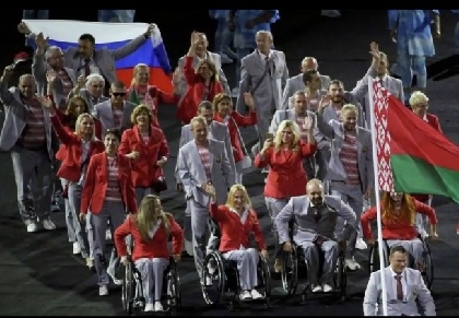 На открытии Паралимпиады сборная Беларуси пронесла флаг России