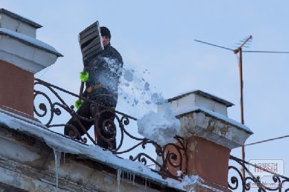 Жителей Прикамья просят очищать крыши домов от снега